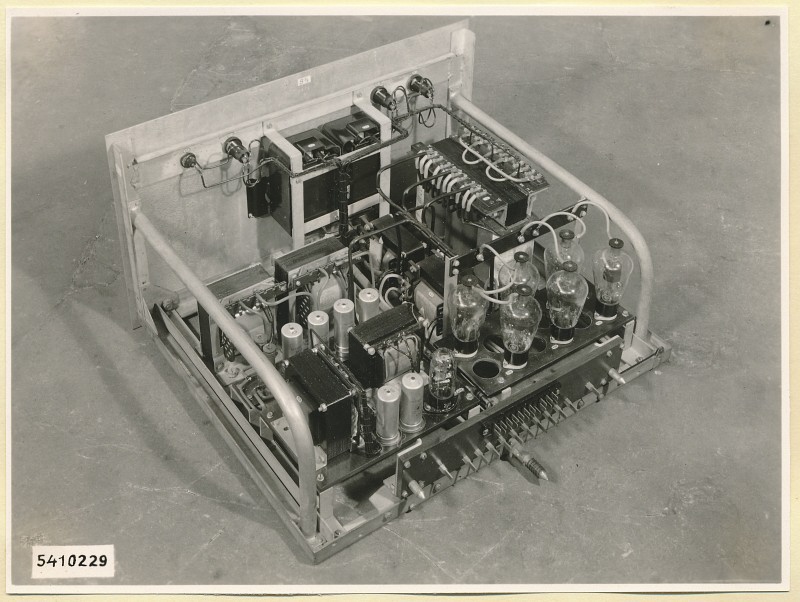 10-KW-Fernsehsender Schrank B5 Einschub Modulations- Verstärker, Foto 1954 (www.industriesalon.de CC BY-SA)
