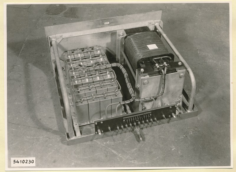 10-KW-Fernsehsender Schrank B5 Einschub Siebkette I, Foto 1954 (www.industriesalon.de CC BY-SA)