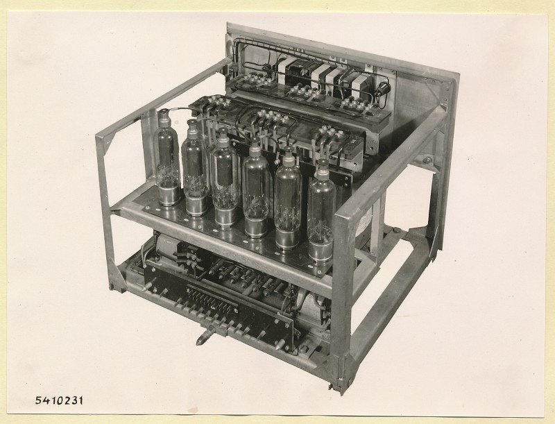 10-KW-Fernsehsender Schrank B5 Einschub Anodengleichrichter, Foto 1954 (www.industriesalon.de CC BY-SA)