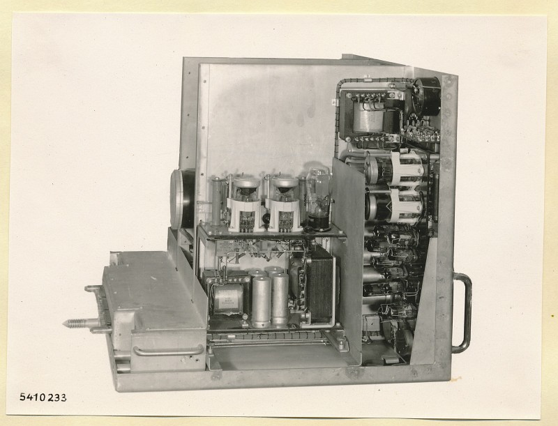 10-KW-Fernsehsender Schrank B6 Einschub Oszillograph Seite links, Foto 1954 (www.industriesalon.de CC BY-SA)
