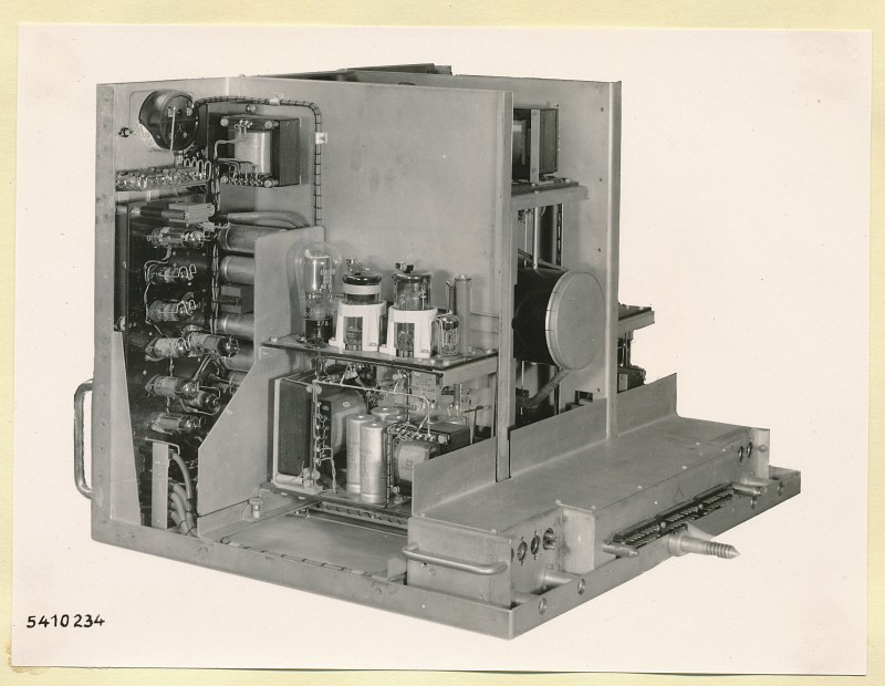 10-KW-Fernsehsender Schrank B6 Einschub Oszillograph Seite rechts, Foto 1954 (www.industriesalon.de CC BY-SA)