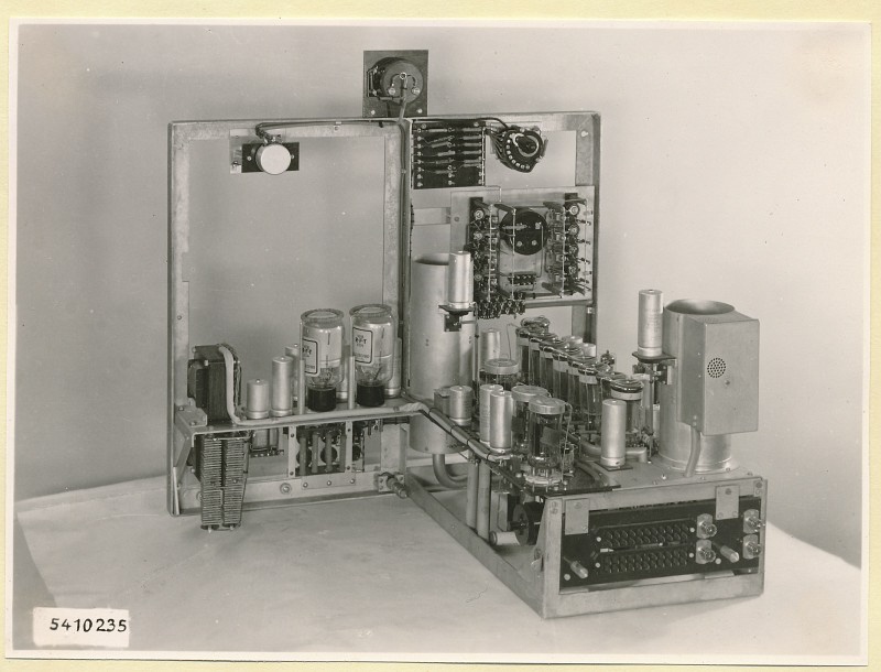 10 KW Fernsehsender B6 Einschub Modulator II, Foto 1954 (www.industriesalon.de CC BY-SA)