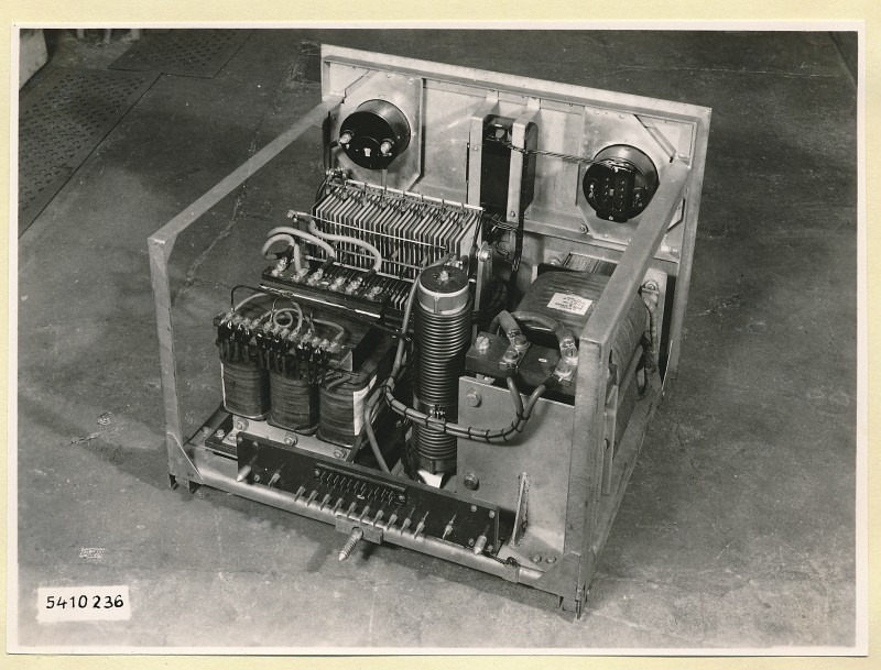10-KW-Fernsehsender Schrank B6 Einschub Heizgleichrichter, Foto 1954 (www.industriesalon.de CC BY-SA)