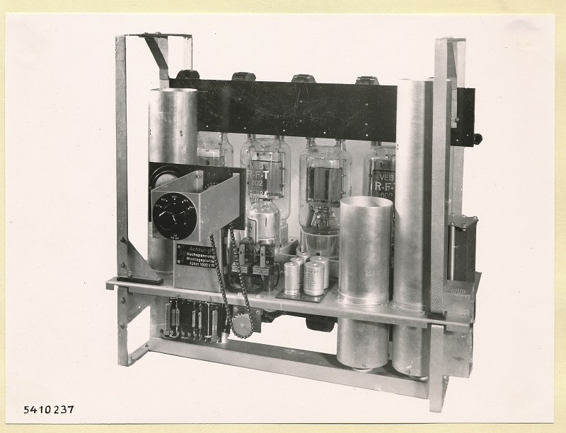 10-KW-Fernsehsender Schrank B6 Einschub Mod. Endstufe, Foto 1954 (www.industriesalon.de CC BY-SA)