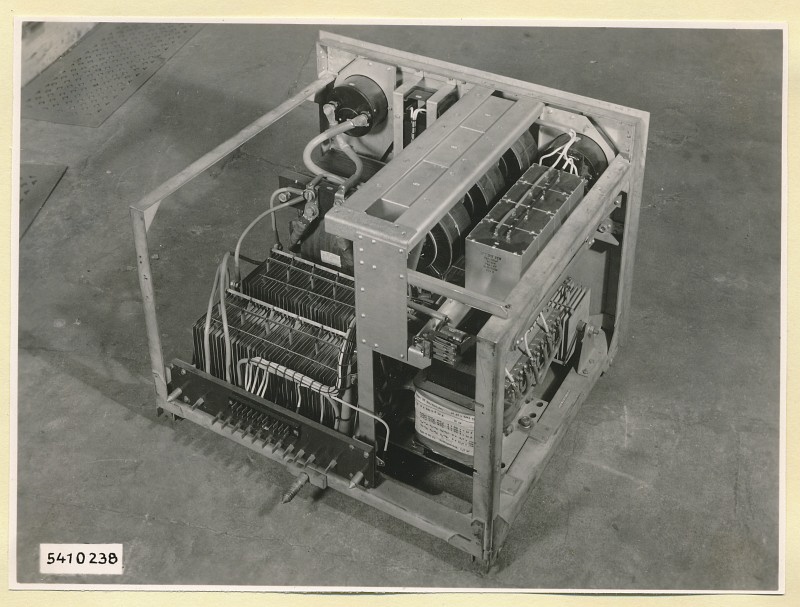 10-KW-Fernsehsender Schrank B7 Einschub Heizgleichrichter, Foto 1954 (www.industriesalon.de CC BY-SA)