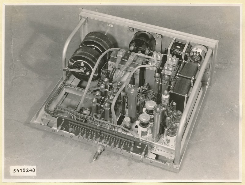 10-KW-Fernsehsender Schrank B8 Einschub Regelstufe, Foto 1954 (www.industriesalon.de CC BY-SA)