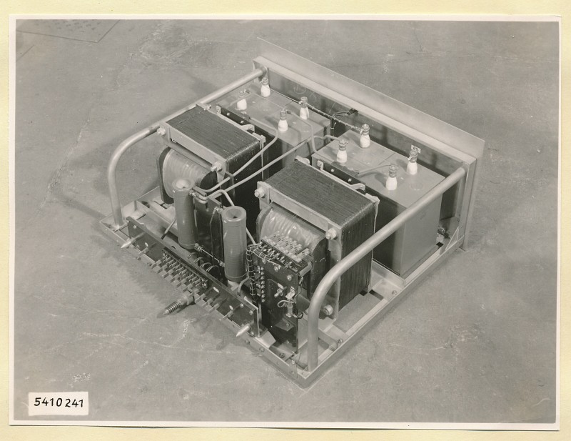 10-KW-Fernsehsender Schrank  B8 Einschub Siebkette, Foto 1954 (www.industriesalon.de CC BY-SA)