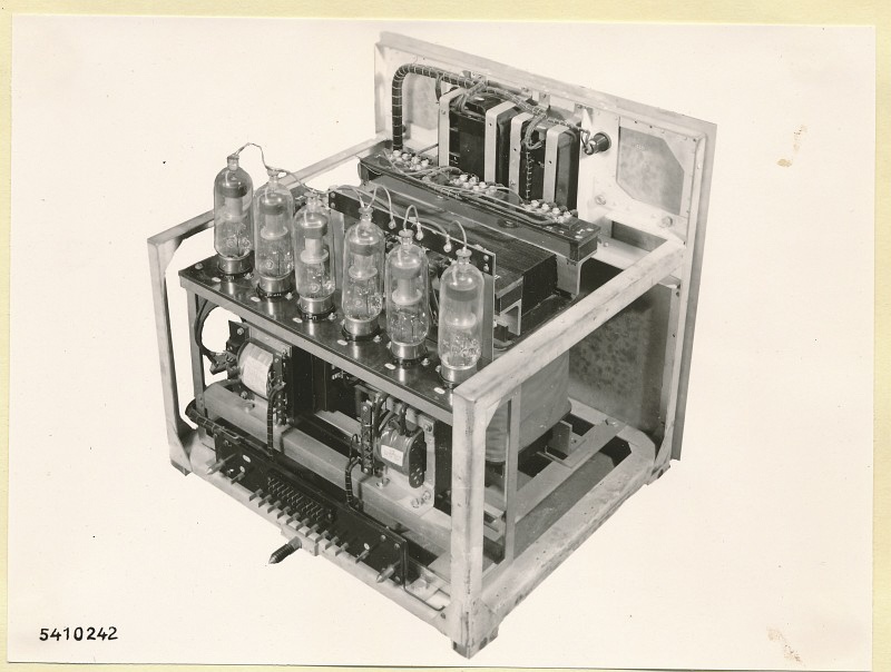 10-KW-Fernsehsender Schrank B8 Einschub Anodengleichrichter, Foto 1954 (www.industriesalon.de CC BY-SA)