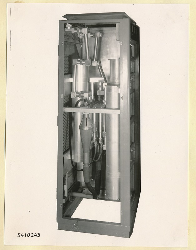 10-KW-Fernsehsender Schrank B9 Seitenansicht geöffnet, Foto 1954 (www.industriesalon.de CC BY-SA)