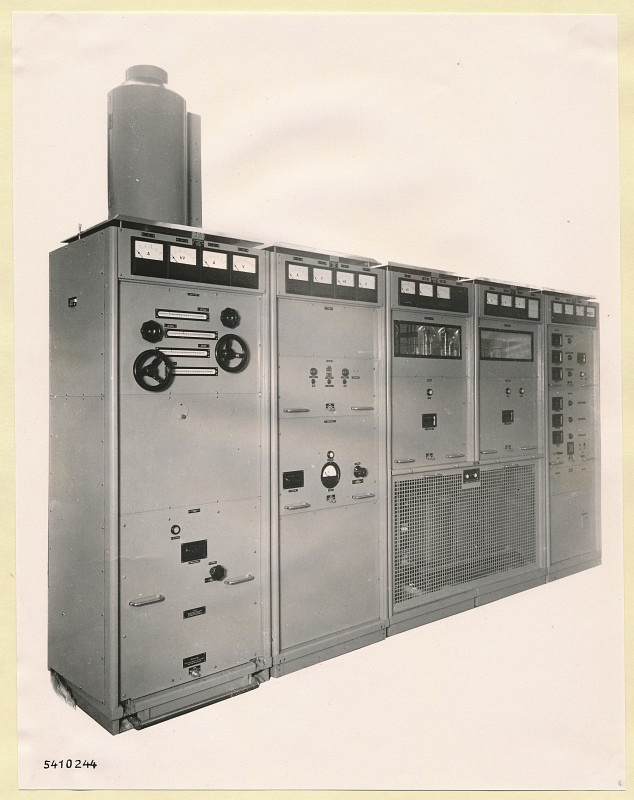 10-KW-Fernsehsender Schrankgruppe B10 -B13, B18, Frontansicht geschlossen, Foto 1954 (www.industriesalon.de CC BY-SA)