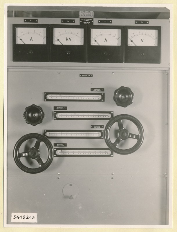 10-KW-Fernsehsender Schrank B10 oben, Frontansicht geschlossen, Foto 1954 (www.industriesalon.de CC BY-SA)