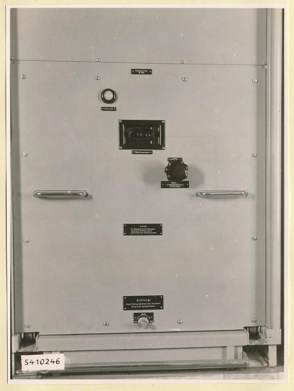10-KW-Fernsehsender Schrank B10 unten, Frontansicht geschlossen, Foto 1954 (www.industriesalon.de CC BY-SA)