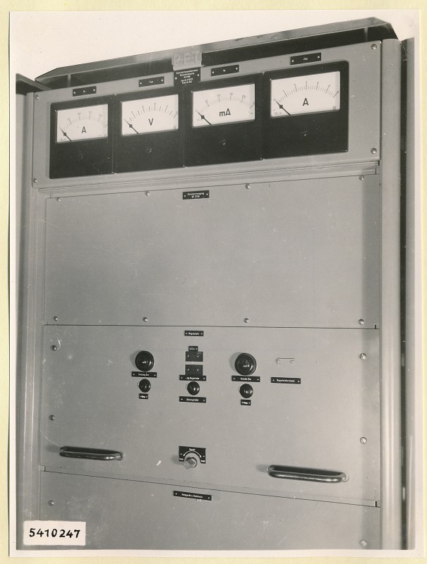 10-KW-Fernsehsender Schrank B11 oben, Frontansicht geschlossen, Foto 1954 (www.industriesalon.de CC BY-SA)