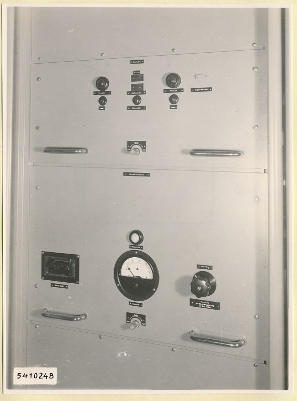 10-KW-Fernsehsender Schrank B11 unten, Frontansicht geschlossen, Foto 1954 (www.industriesalon.de CC BY-SA)