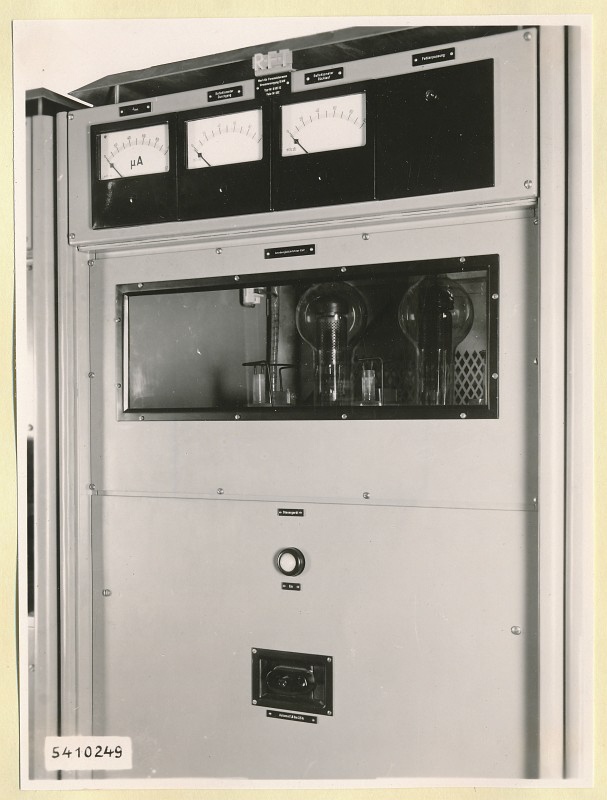 10-KW-Fernsehsender Schrank B12 oben, Frontansicht geschlossen, Foto 1954 (www.industriesalon.de CC BY-SA)