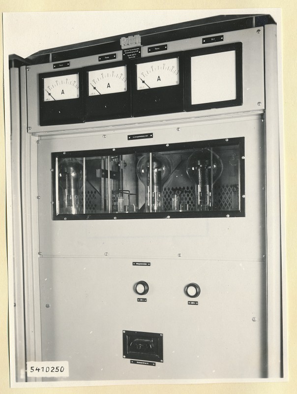 10-KW-Fernsehsender Schrank B13 oben, Frontansicht geschlossen, Foto 1954 (www.industriesalon.de CC BY-SA)