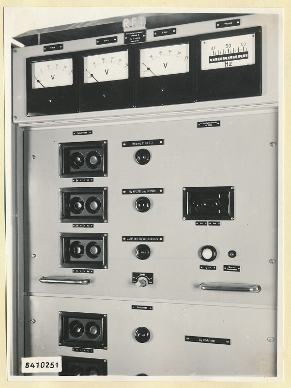 10-KW-Fernsehsender Schrank B18 oben, Frontansicht geschlossen, Foto 1954 (www.industriesalon.de CC BY-SA)