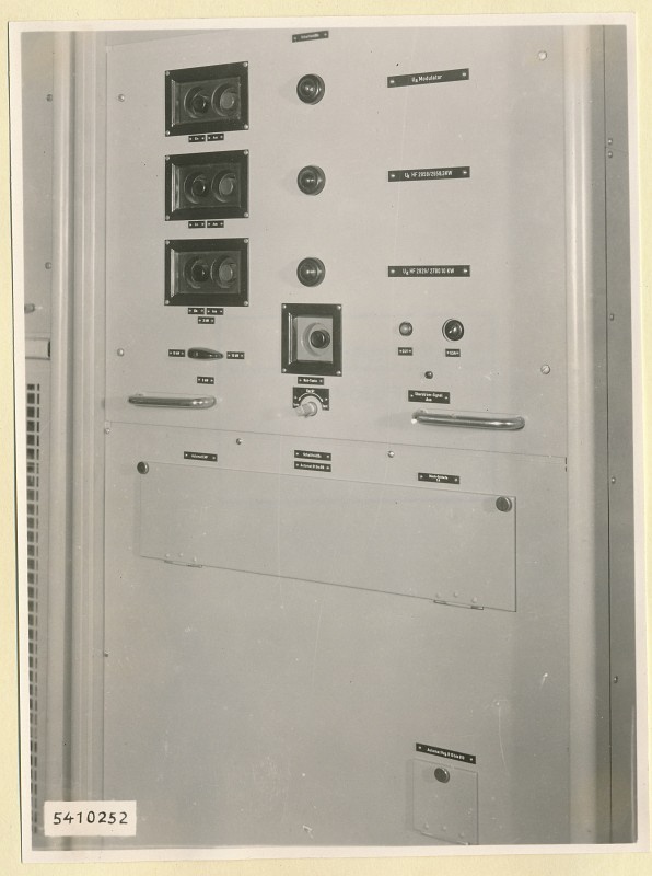 10-KW-Fernsehsender Schrank B18 unten, Frontansicht geschlossen, Foto 1954 (www.industriesalon.de CC BY-SA)
