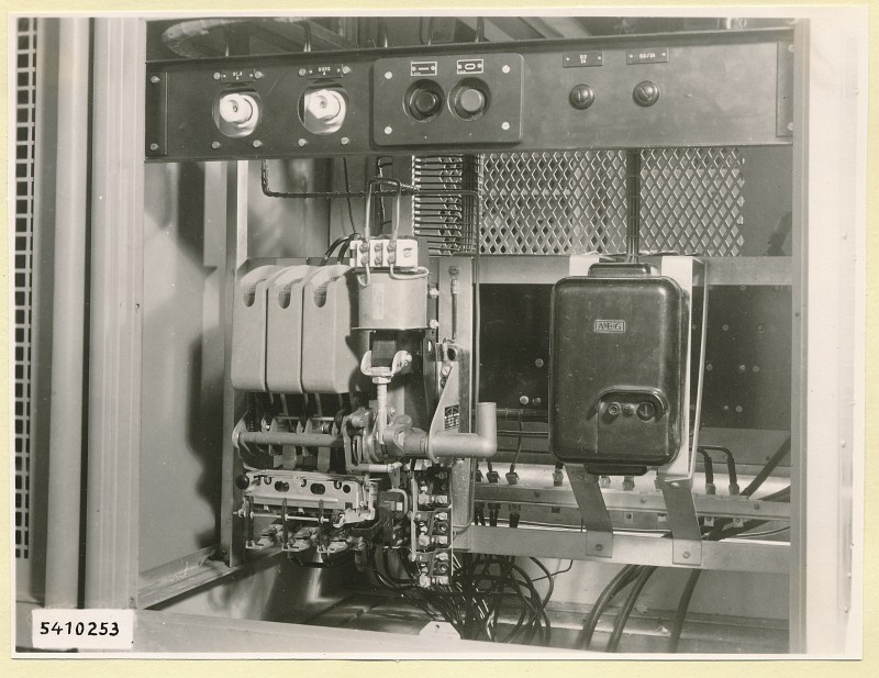 10-KW-Fernsehsender Schrank B18 Einschub Schaltfeld IIIc, Foto 1954 (www.industriesalon.de CC BY-SA)