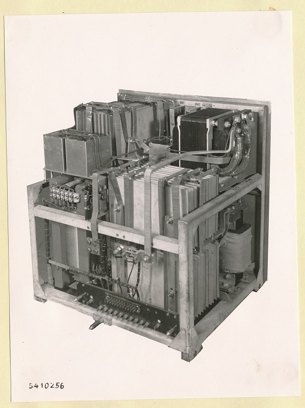 10-KW-Fernsehsender Schrank B10 Einschub Heizgleichrichter, Foto 1954 (www.industriesalon.de CC BY-SA)