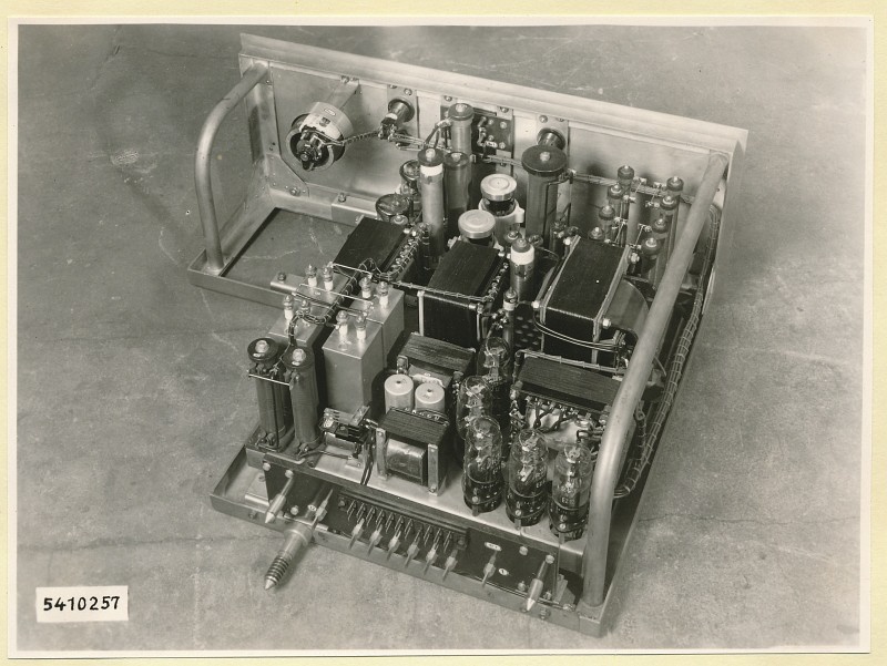 10-KW-Fernsehsender Schrank B11 Einschub Regelstufe, Foto 1954 (www.industriesalon.de CC BY-SA)