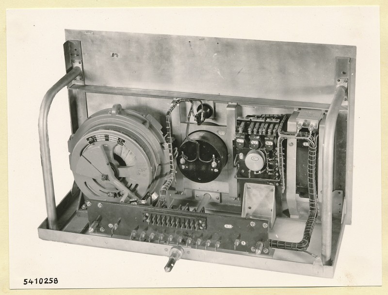 10-KW-Fernsehsender Schrank  B11 Einschub  Heizgleich/ Siebkette, Foto 1954 (www.industriesalon.de CC BY-SA)