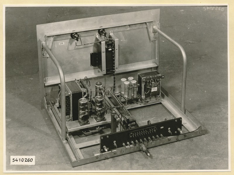 10 KW Fernsehsender Schrank B13 Einschub Hilfsgleichrichter, Foto 1954 (www.industriesalon.de CC BY-SA)
