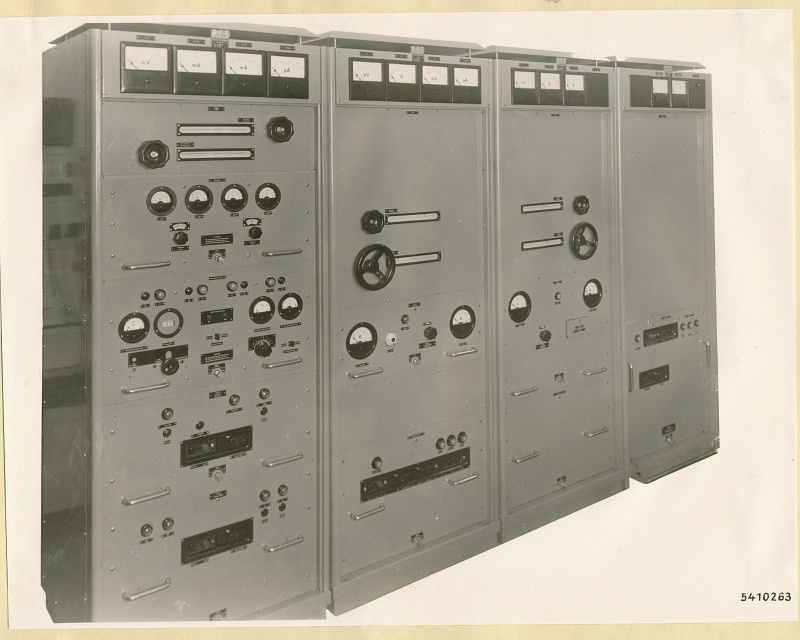10 KW Fernsehsender Schrankgruppe T1 - T4, Frontansicht geschlossen, Foto 1954 (www.industriesalon.de CC BY-SA)