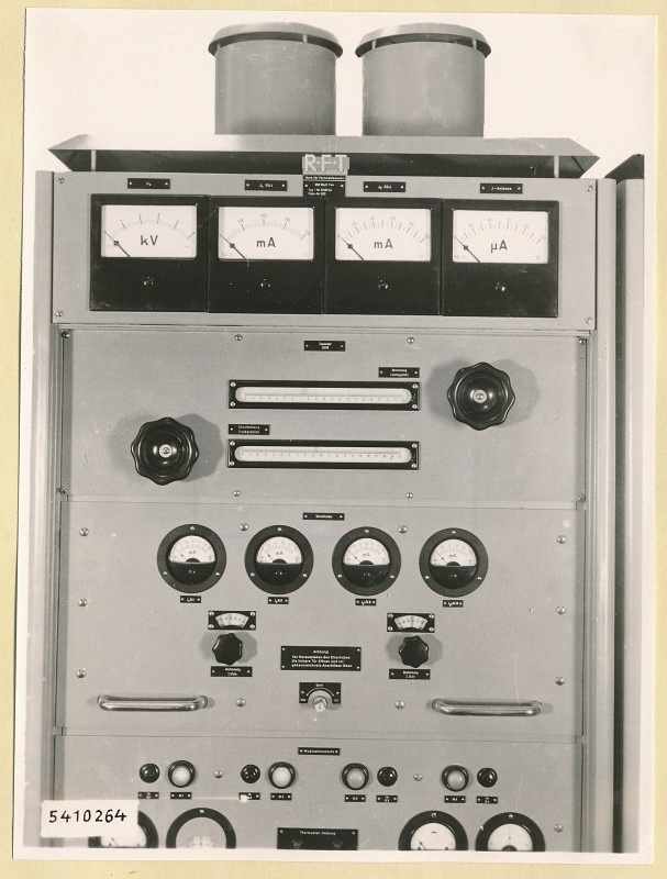 10 KW Fernsehsender Schrank T1 oben, Frontansicht geschlossen, Foto 1954 (www.industriesalon.de CC BY-SA)