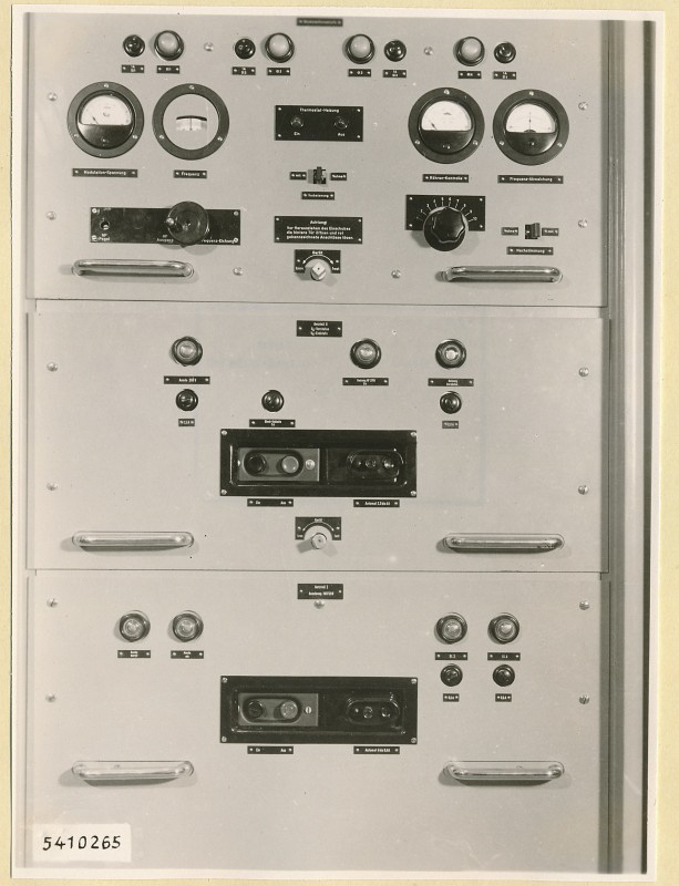 10 KW Fernsehsender Schrank T1 unten, Frontansicht geschlossen, Foto 1954 (www.industriesalon.de CC BY-SA)