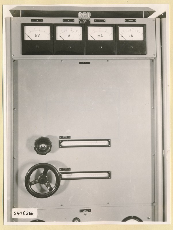 10 KW Fernsehsender Schrank T2 oben, Frontansicht geschlossen, Foto 1954 (www.industriesalon.de CC BY-SA)