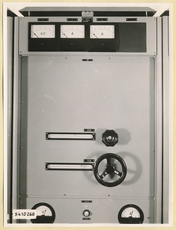 10 KW Fernsehsender Schrank T3 oben, Frontansicht geschlossen, Foto 1954 (www.industriesalon.de CC BY-SA)