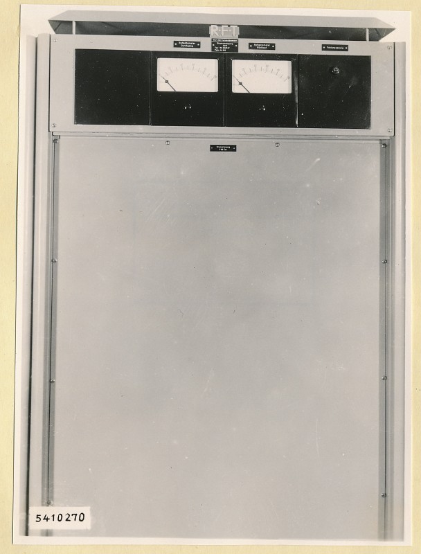 10 KW Fernsehsender Schrank T4 oben, Frontansicht geschlossen, Foto 1954 (www.industriesalon.de CC BY-SA)