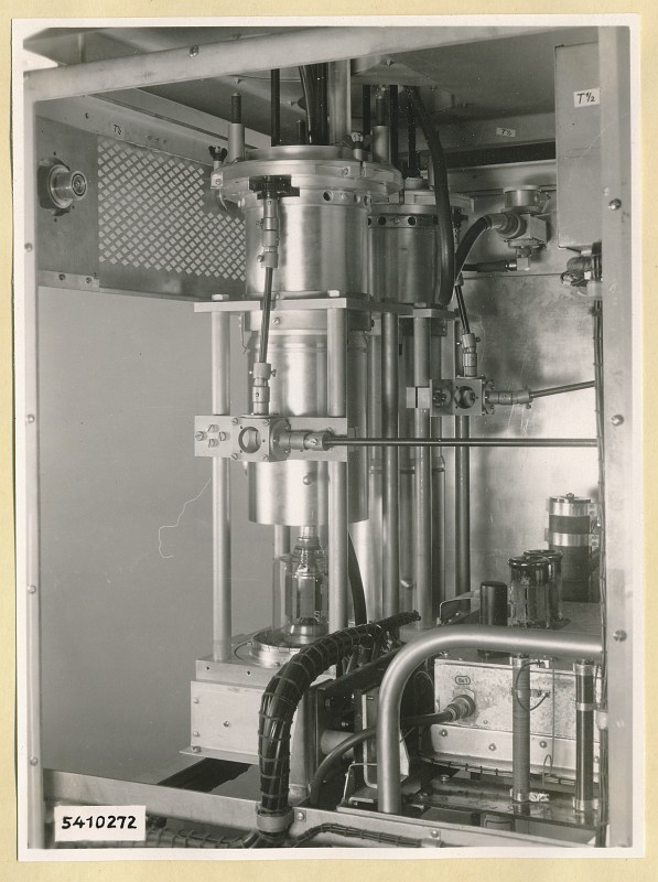10 KW Fernsehsender Schrank T1, Frontansicht geöffnet, Foto 1954 (www.industriesalon.de CC BY-SA)