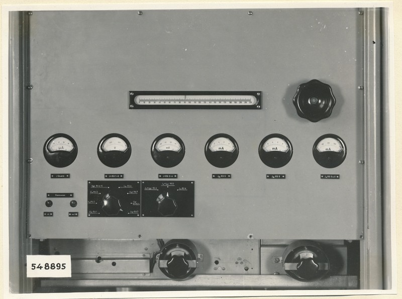 Fernsehsender, Teilansicht Schrank B1 Mitte geschlossen , Foto 1954 (www.industriesalon.de CC BY-SA)