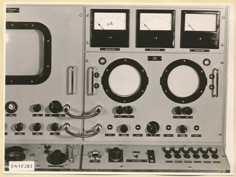 10 KW Fernsehsender Kontrollpult oben rechts, Foto 1954 (www.industriesalon.de CC BY-SA)