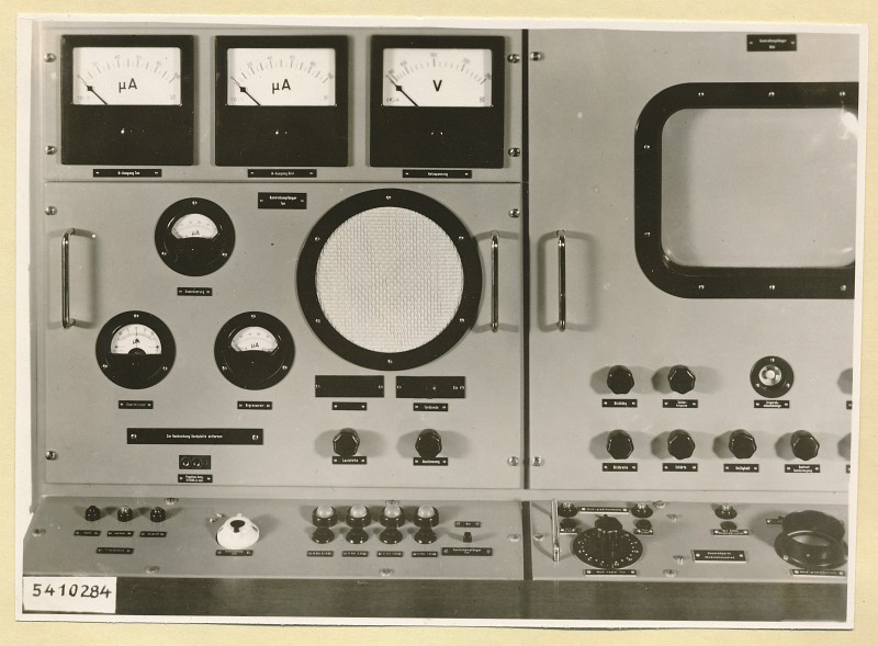10 KW Fernsehsender Kontrollpult oben links, Foto 1954 (www.industriesalon.de CC BY-SA)