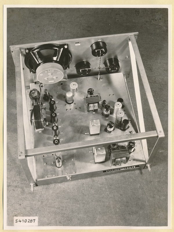 10 KW Fernsehsender Kontrollpult Einschub Kontrollempfänger Ton , Foto 1954 (www.industriesalon.de CC BY-SA)