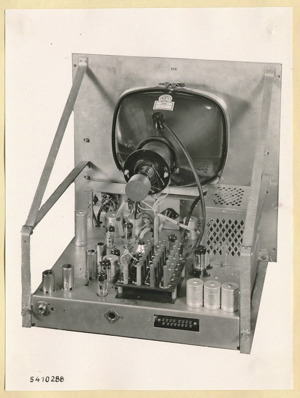 10 KW Fernsehsender Kontrollpult Einschub Kontrollempfänger Bild , Foto 1954 (www.industriesalon.de CC BY-SA)
