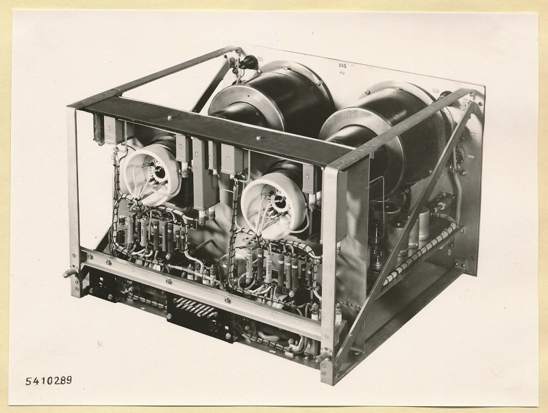 10 KW Fernsehsender Kontrollpult Einschub  Kontrollempfänger Oszillograph , Foto 1954 (www.industriesalon.de CC BY-SA)