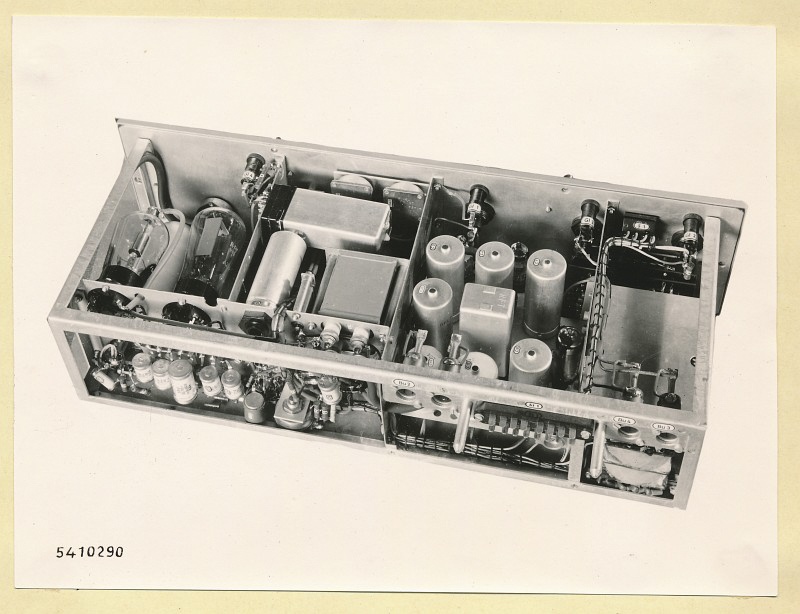 10 KW Fernsehsender Kontrollpult Einschub Kontrollempfänger Modulationsgrad, Foto 1954 (www.industriesalon.de CC BY-SA)