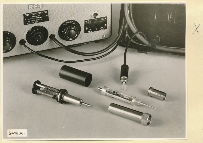 Fernsehkundendienst-Gerät Typ 06.98006.1, Tastkopf und Impuls-Wandler, Foto 1954 (www.industriesalon.de CC BY-SA)
