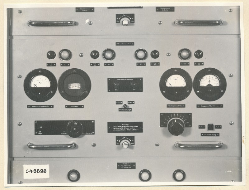 Fernsehsender, Teilansicht Schrank B6 unten geschlossen, Foto 1954 (www.industriesalon.de CC BY-SA)