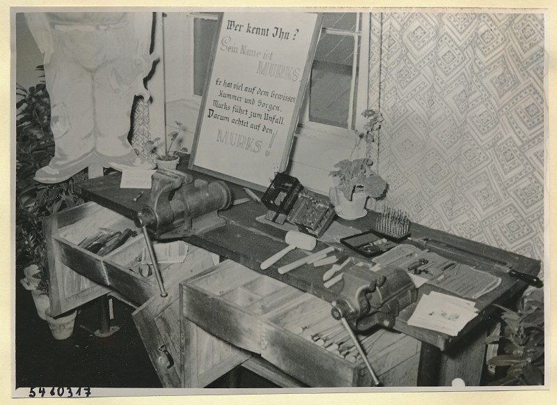 Arbeitsschutzausstellung im HF-Speisesaal 1, Foto 1954 (www.industriesalon.de CC BY-SA)