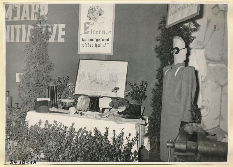 Arbeitsschutzausstellung im HF-Speisesaal 2, Foto 1954 (www.industriesalon.de CC BY-SA)