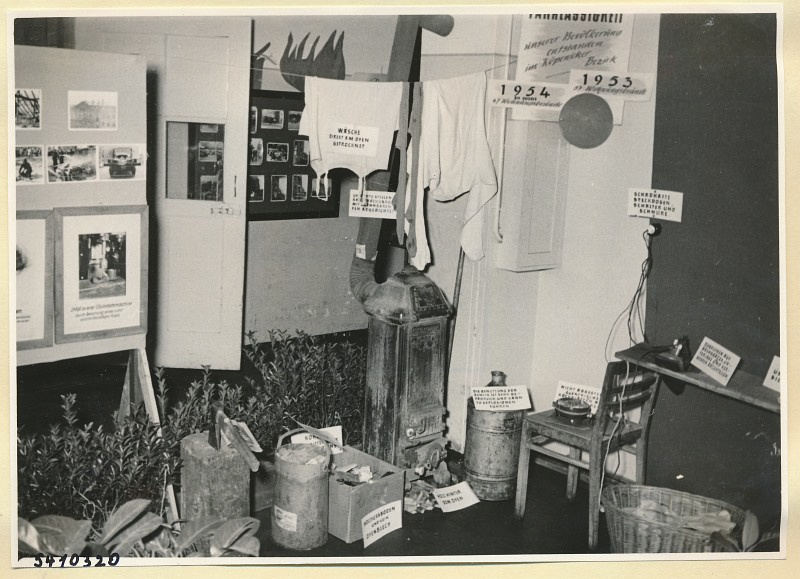 Arbeitsschutzausstellung im HF-Speisesaal 4, Foto 1954 (www.industriesalon.de CC BY-SA)