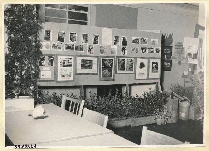 Arbeitsschutzausstellung im HF-Speisesaal 5, Foto 1954 (www.industriesalon.de CC BY-SA)