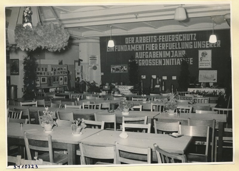 Arbeitsschutzausstellung im HF-Speisesaal 7, Foto 1954 (www.industriesalon.de CC BY-SA)