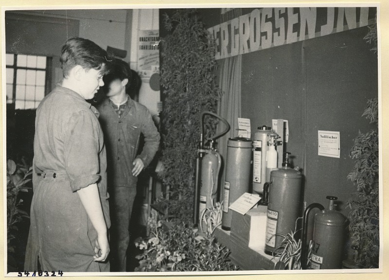 Arbeitsschutzausstellung im HF-Speisesaal 8, Foto 1954 (www.industriesalon.de CC BY-NC-SA)