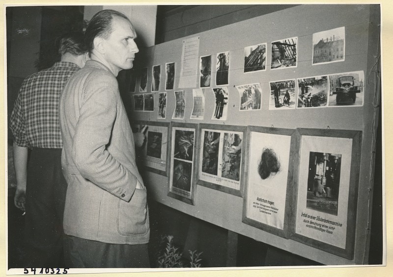Arbeitsschutzausstellung im HF-Speisesaal 9, Foto 1954 (www.industriesalon.de CC BY-NC-SA)